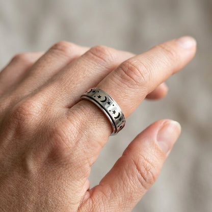 Anillo rotatorio de mujer con luna y estrella y diseño movible