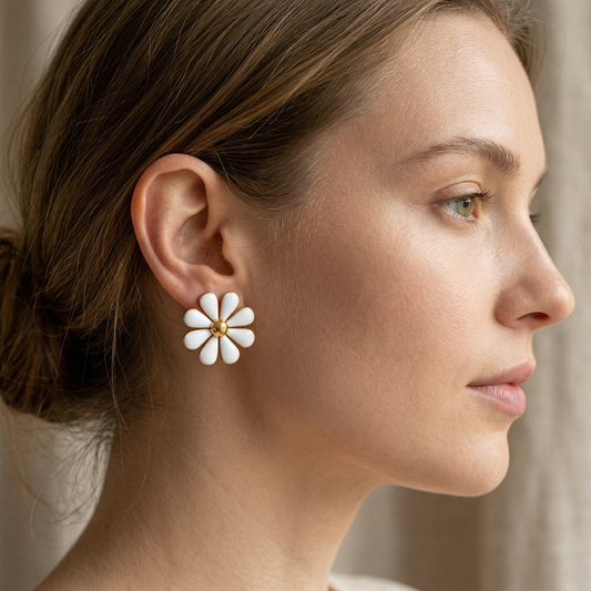 Yela – Pendientes Margarita con Esmalte Blanco