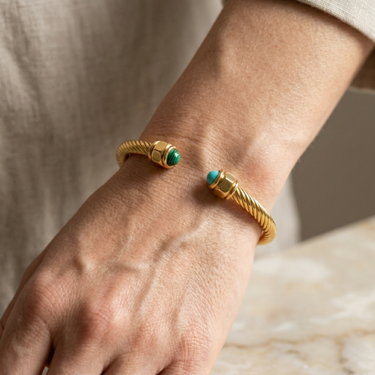 Maloi – Brazalete Retorcido con Pavé Elegante