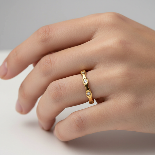 Auriel – Anillo Estrella de Ocho Puntas Ondulado Dorado