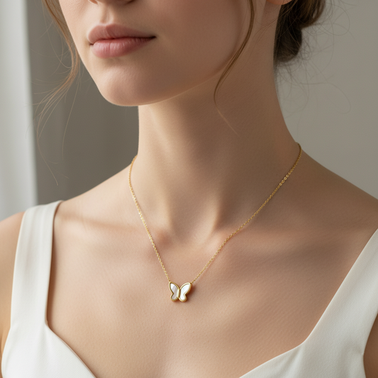 Molly – Collar Dorado Mariposa con Concha Elegante