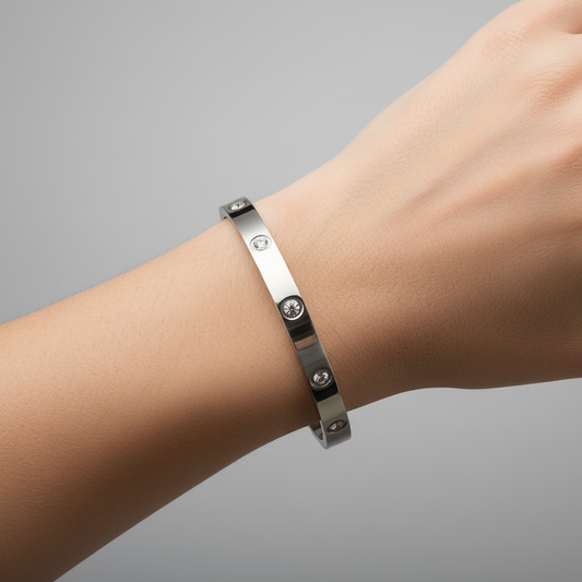 Alara – Pulsera Brazalete con Tachuelas Elegante