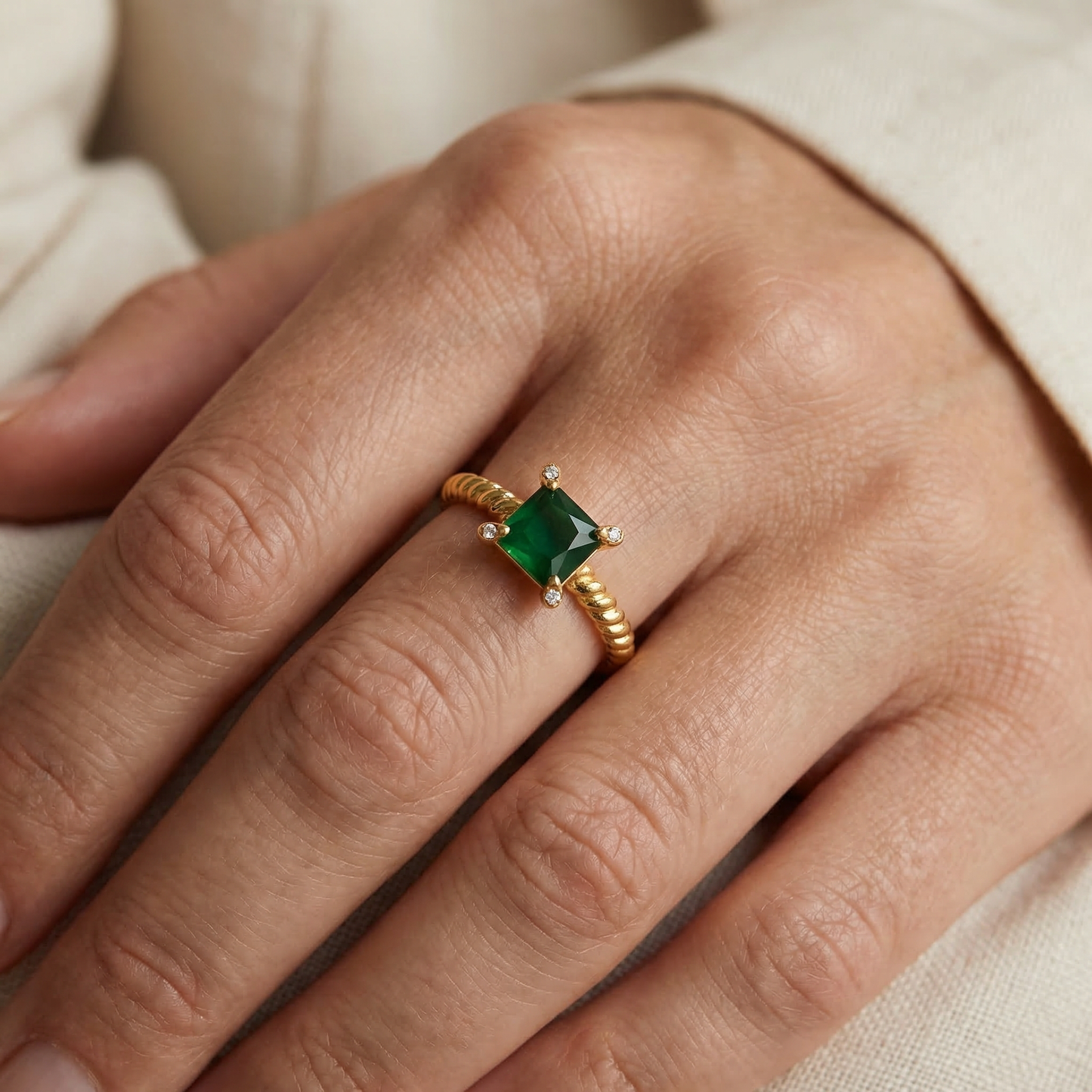 Reina – Anillo Twist con Zirconia Cuadrada
