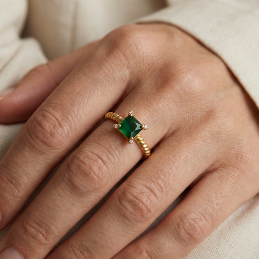 Reina – Anillo Twist con Zirconia Cuadrada