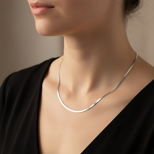 Selene – Collar Choker de Cadena Serpiente Elegante