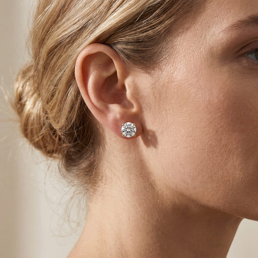 Lucy – Pendientes de Botón con Moissanita Elegante