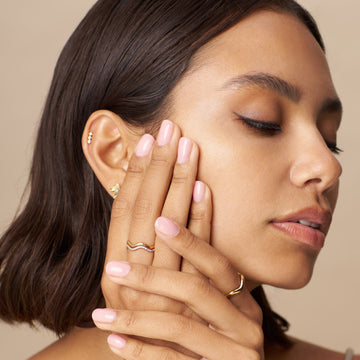 Anillo de Olas para Mujeres con Incrustaciones de Pavé y Silueta Curvada