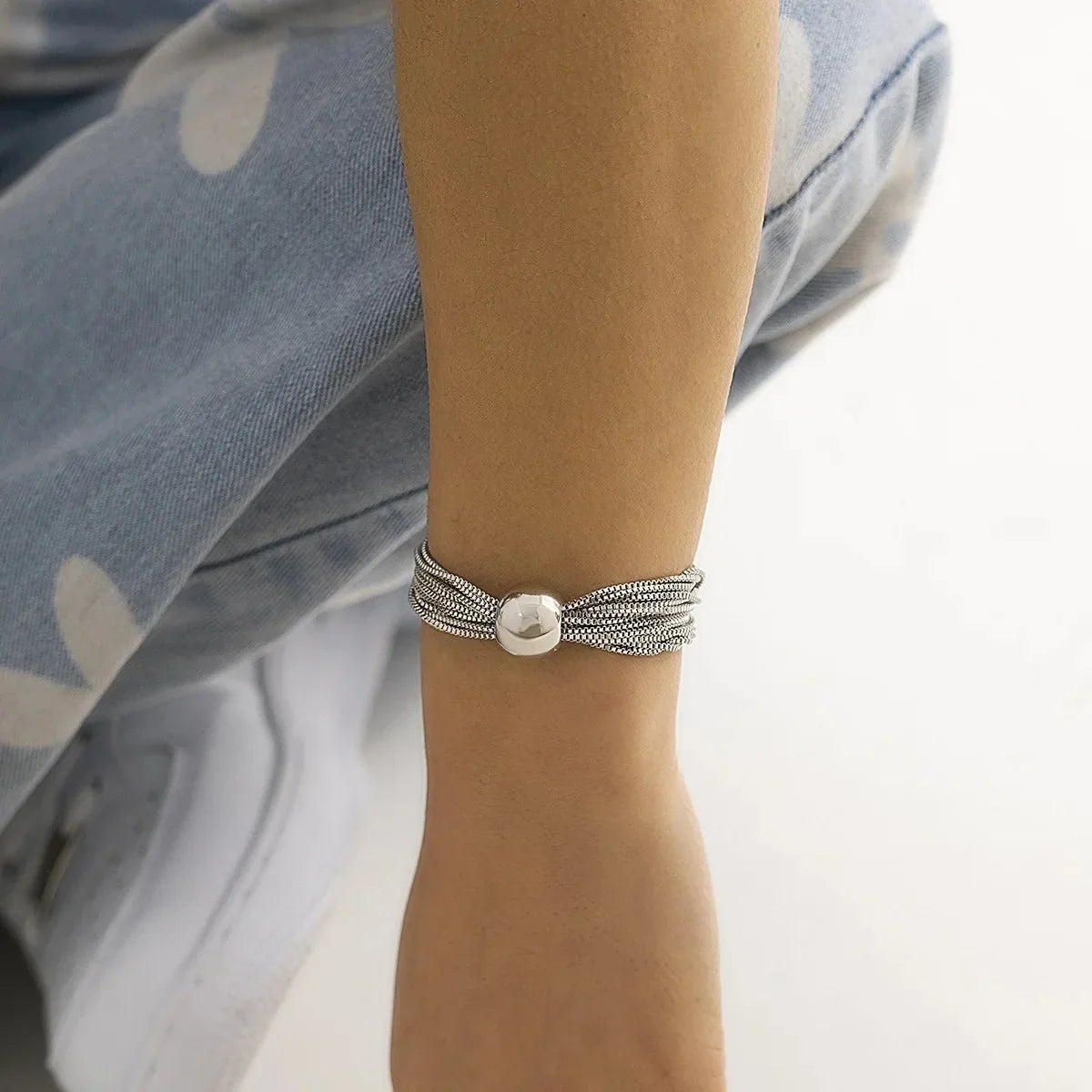 Conjunto de collar y pulsera de 2 piezas para mujeres con diseño de cadena multicapa y detalle de bola