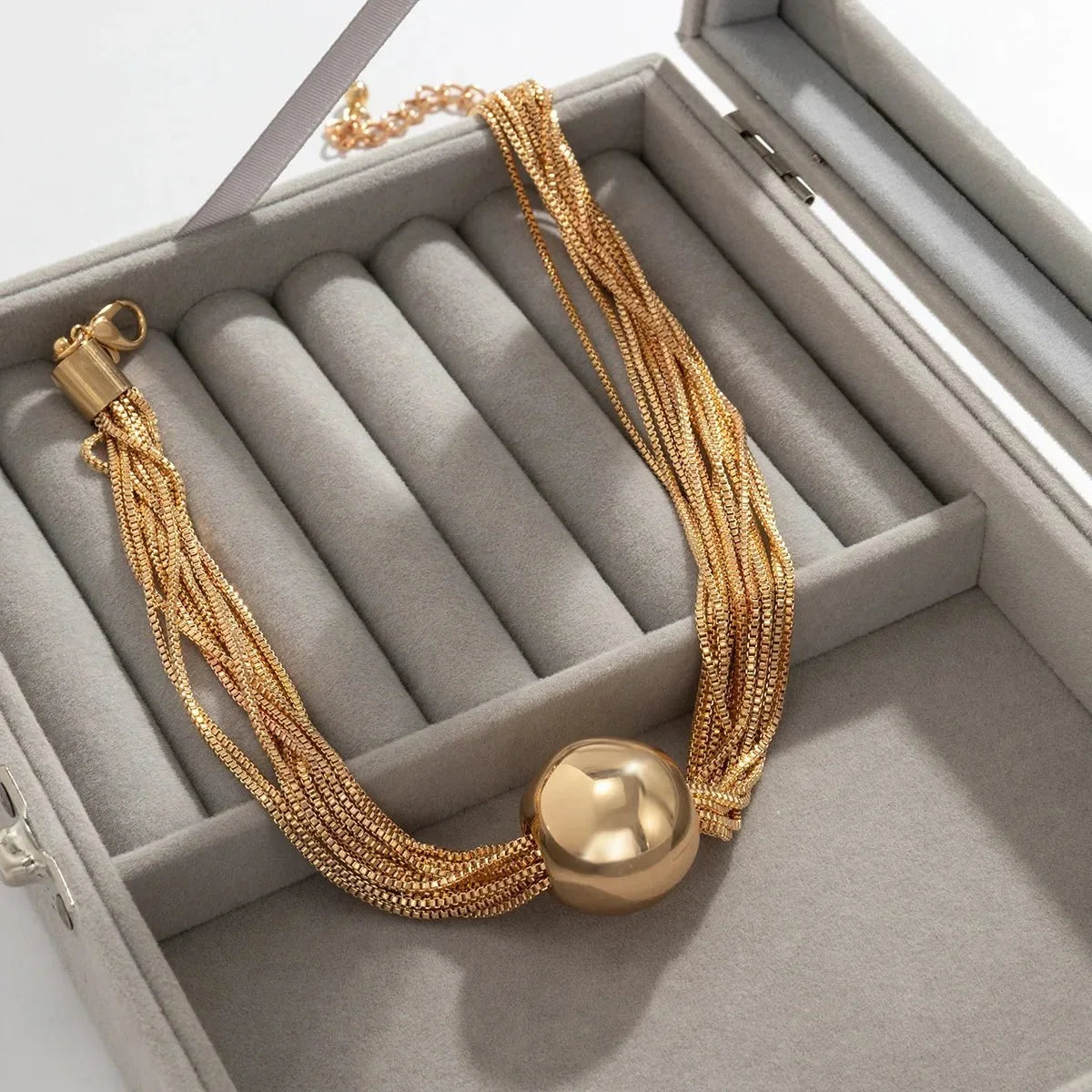 Conjunto de collar y pulsera de 2 piezas para mujeres con diseño de cadena multicapa y detalle de bola