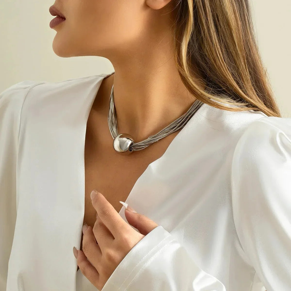 Conjunto de collar y pulsera de 2 piezas para mujeres con diseño de cadena multicapa y detalle de bola