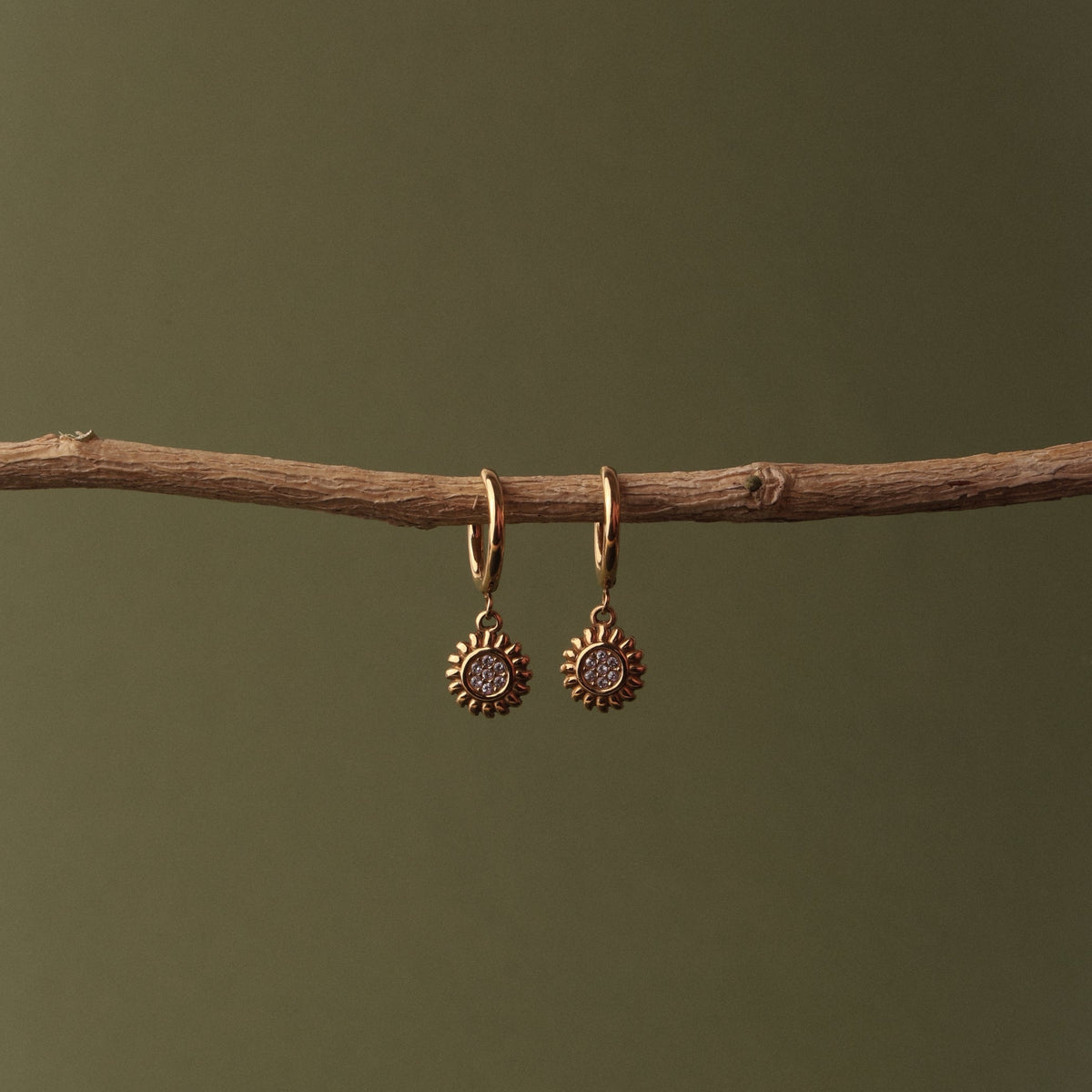 Pendientes Huggie de Mujer con Colgante de Sol y Engaste Redondo