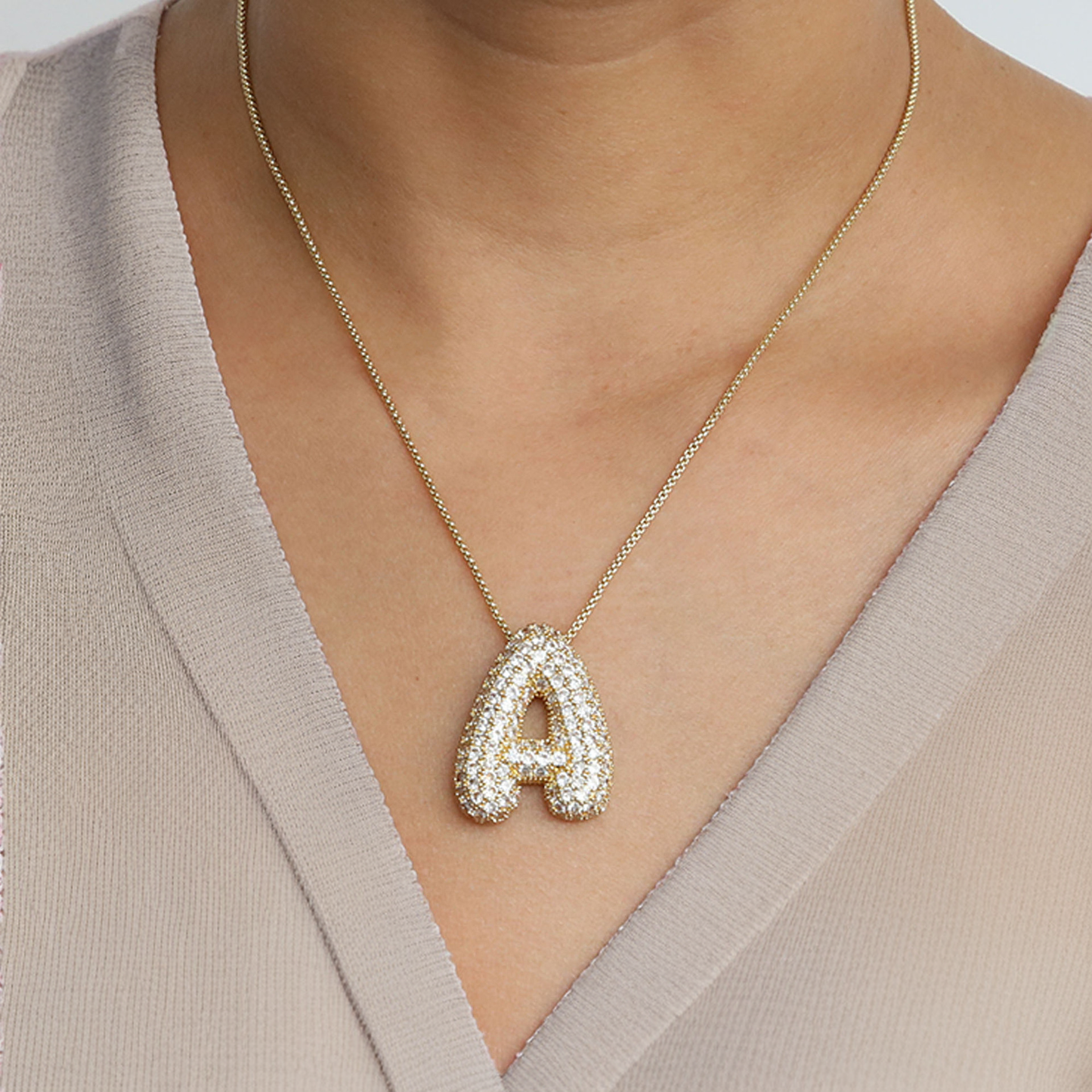 Collar de diamantes con inicial en burbuja