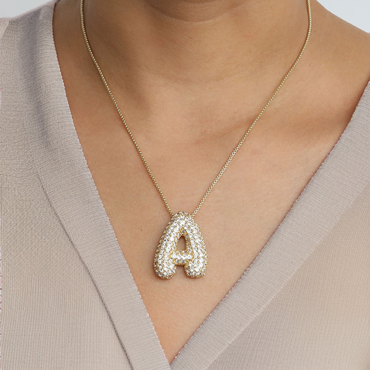 Collar de diamantes con inicial en burbuja