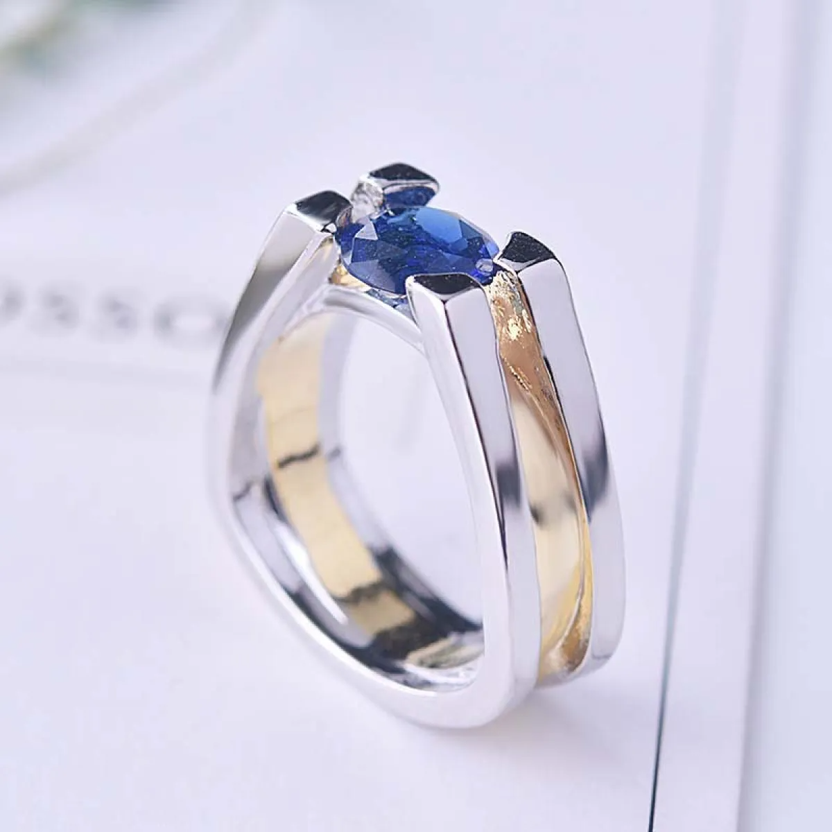 Anillo de Declaración para Mujeres con Doble Banda Abierta y Parte Central Elevada