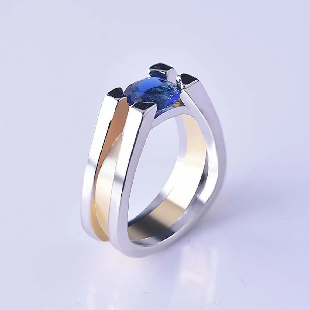 Anillo de Declaración para Mujeres con Doble Banda Abierta y Parte Central Elevada