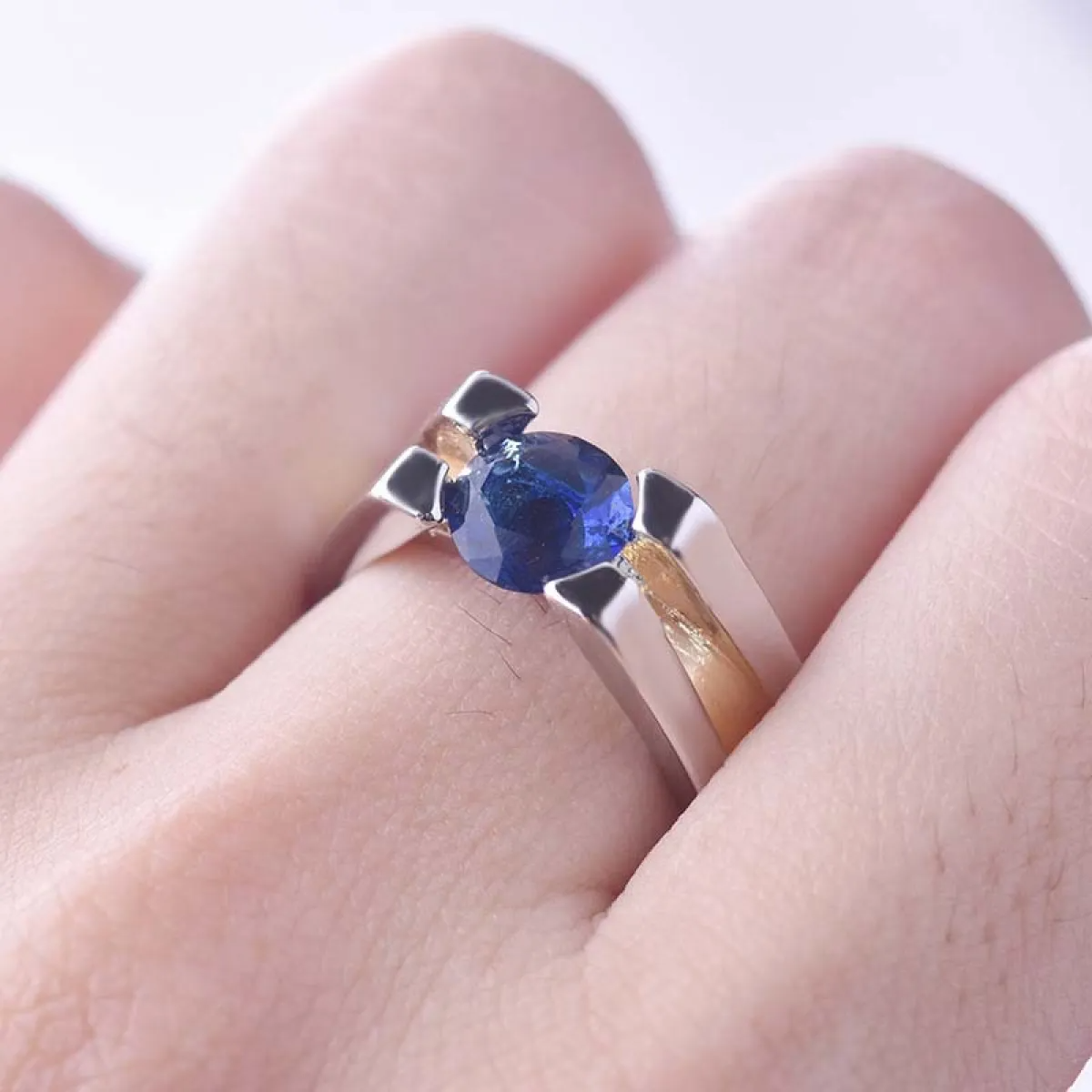 Anillo de Declaración para Mujeres con Doble Banda Abierta y Parte Central Elevada