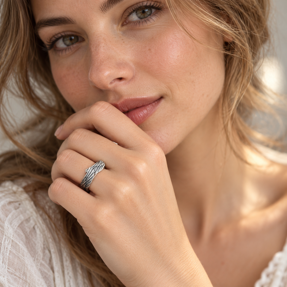 Anillo de dama con diseño de alas de ángel y alas superpuestas