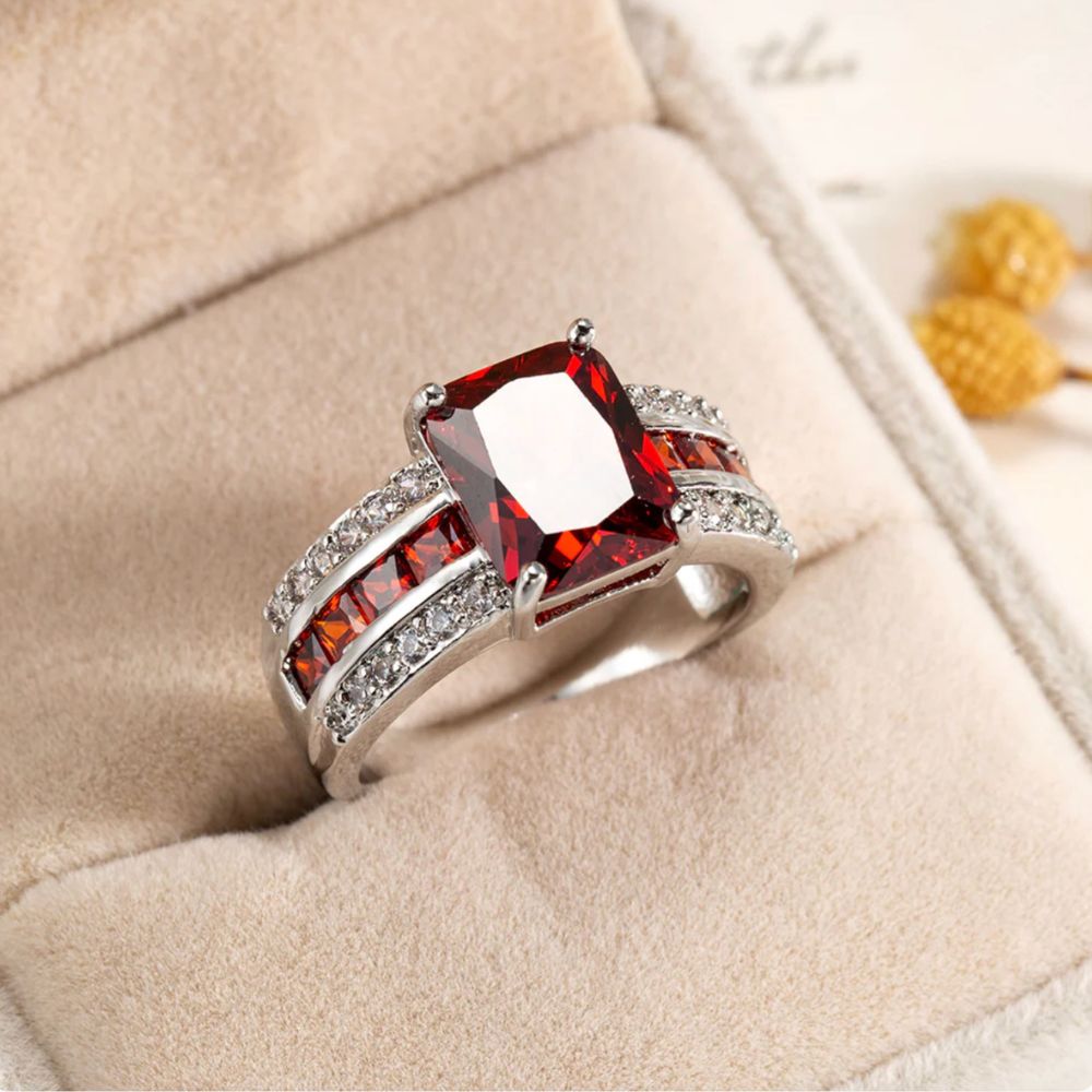 Anillo de Declaración de Damas con Pieza Central Rectangular y Besote de Piedras Multilinea