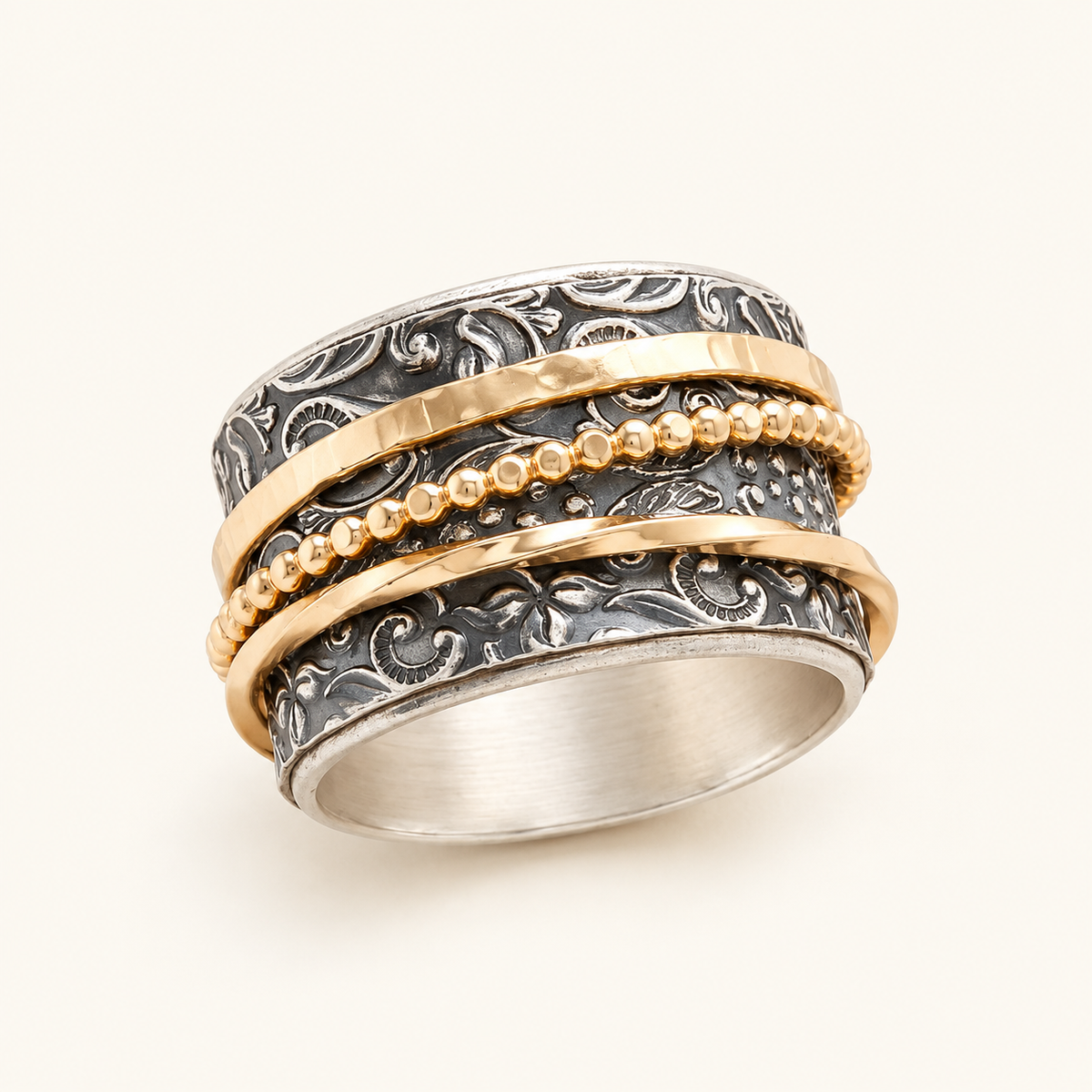 Anillo Ancho de Mujer con Grabado Ornamental y Diseño de Banda Multicapa