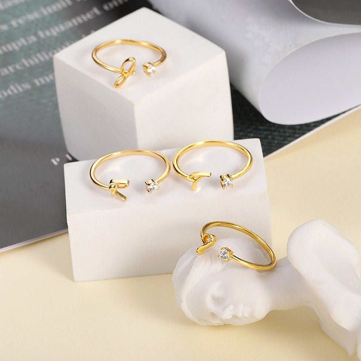 Damas Anillo Ajustable de Iniciales con Banda Delgada y Acero de Piedra