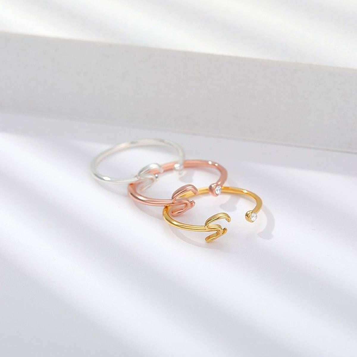 Damas Anillo Ajustable de Iniciales con Banda Delgada y Acero de Piedra