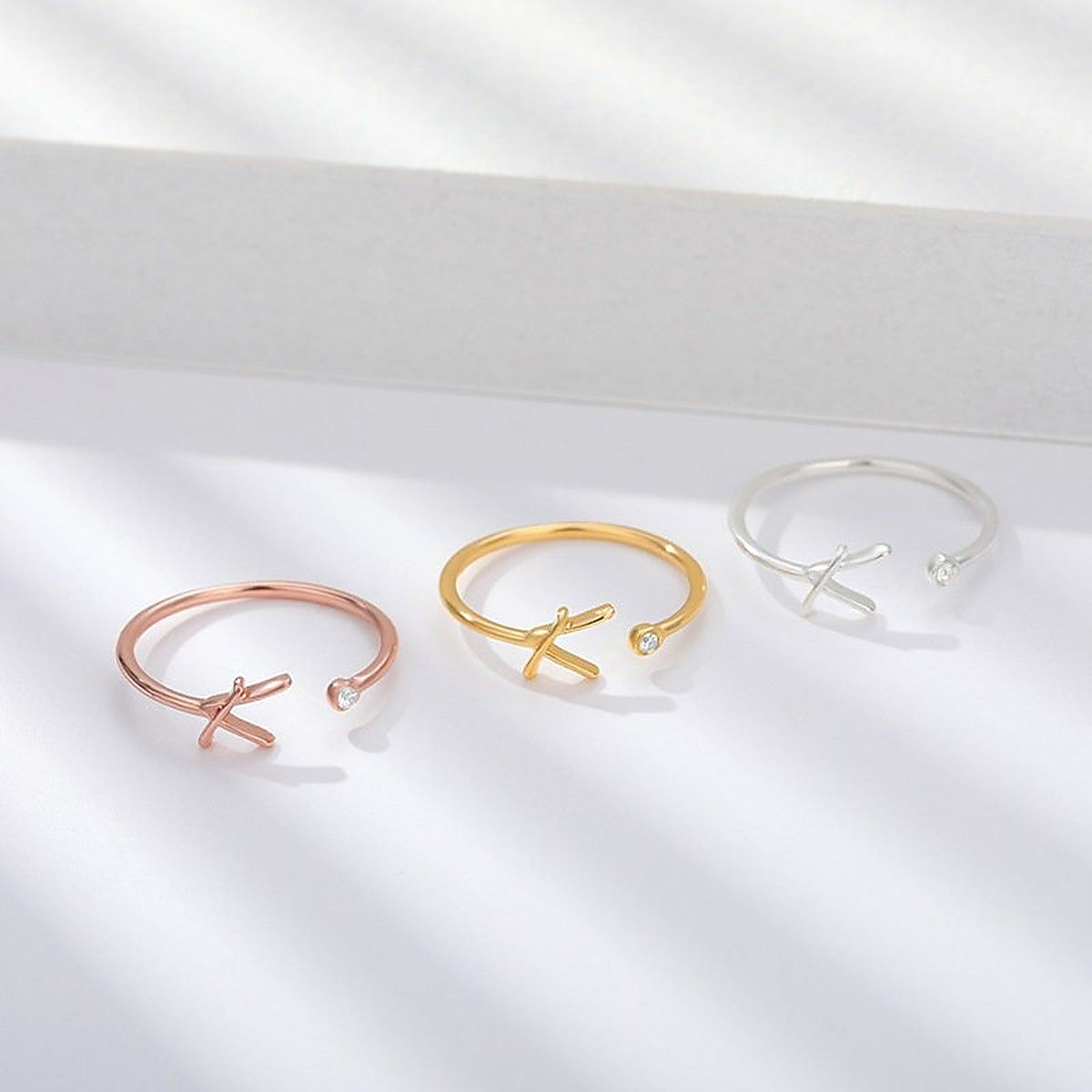 Damas Anillo Ajustable de Iniciales con Banda Delgada y Acero de Piedra
