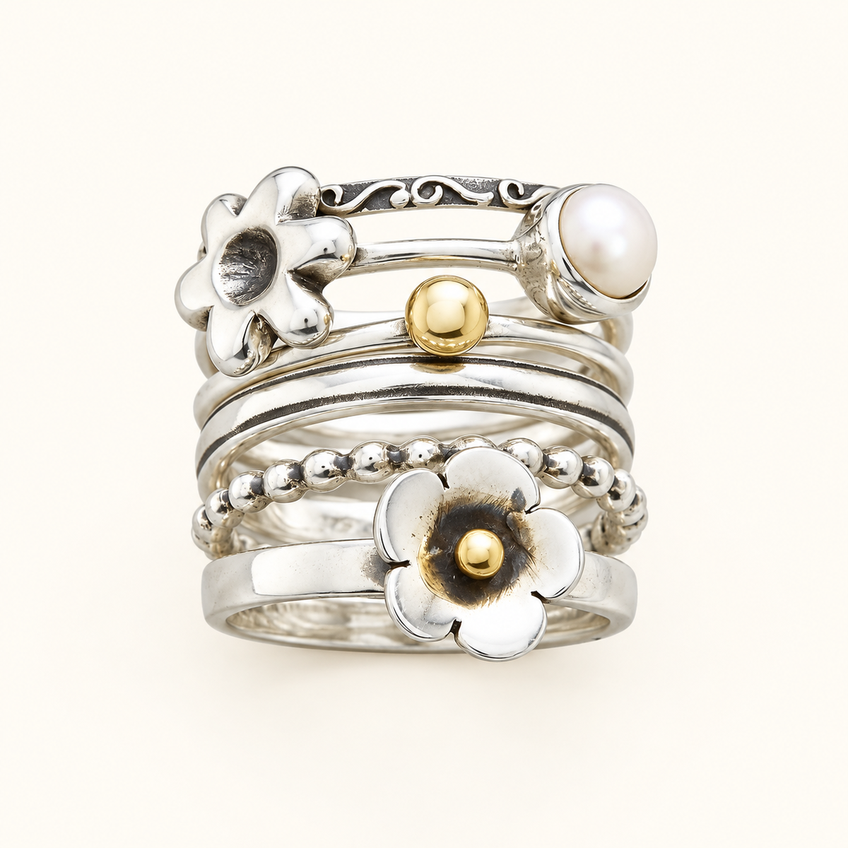 Anillo de Declaración Multicapa para Mujeres con Motivos Florales y Detalle de Perla Redonda