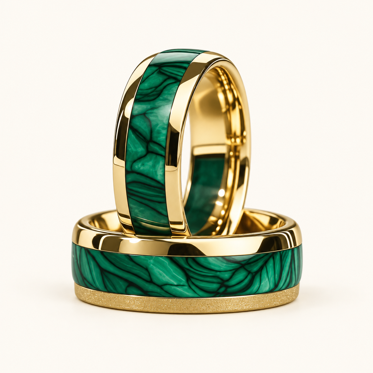 Anillo de Declaración Femenino con Piedra Central Ovalada y Montura Clara