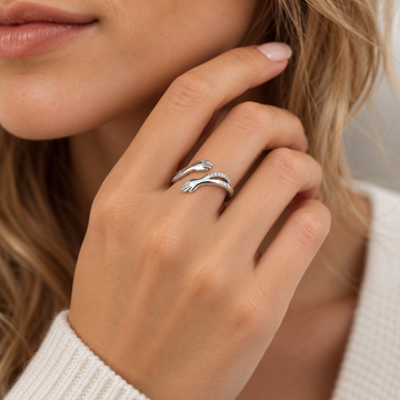 Anillo Hug Ajustable para Mujeres con Diseño de Abrazo