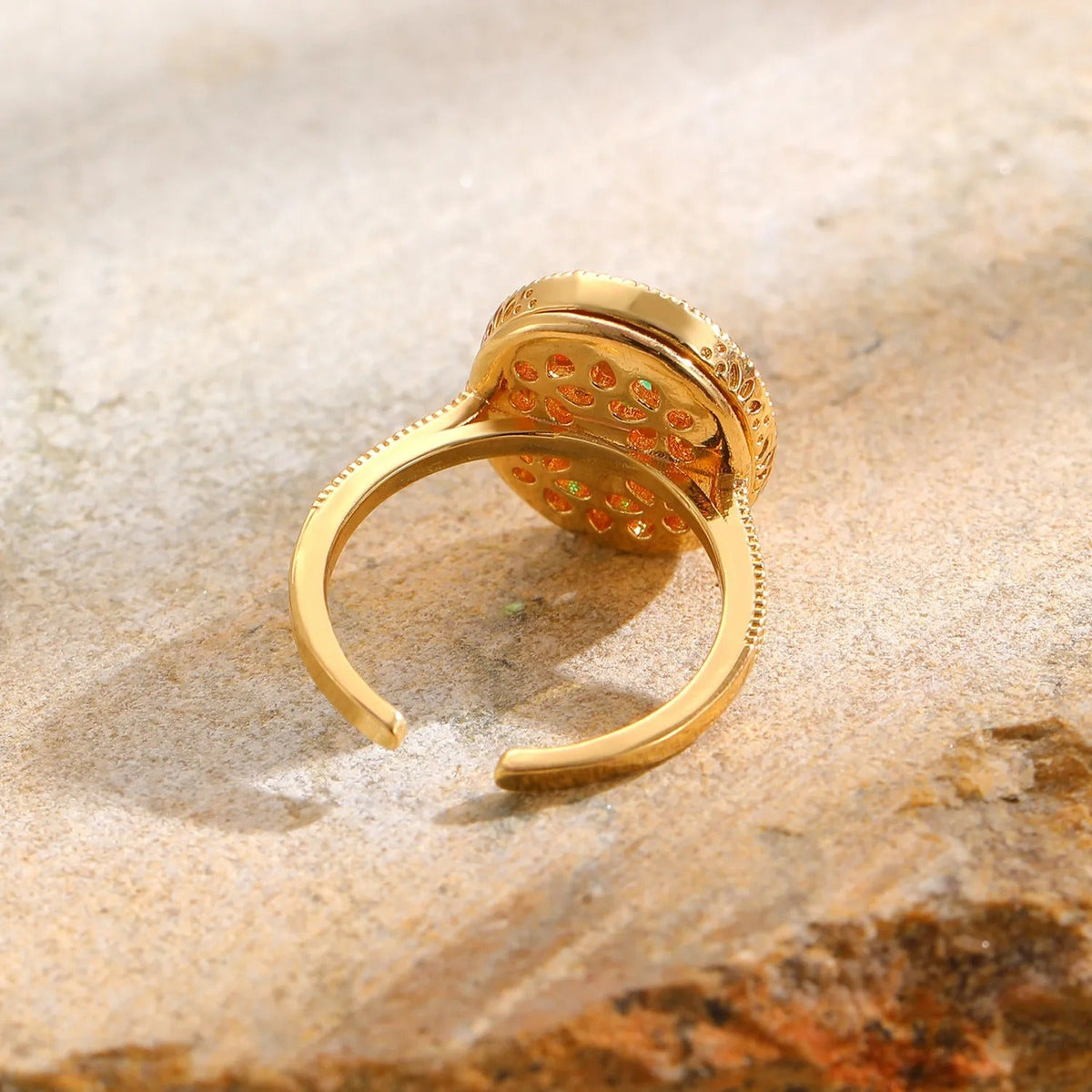 Anillo de Declaración para Mujeres con Centro Ovalado y Piedras Multicolores