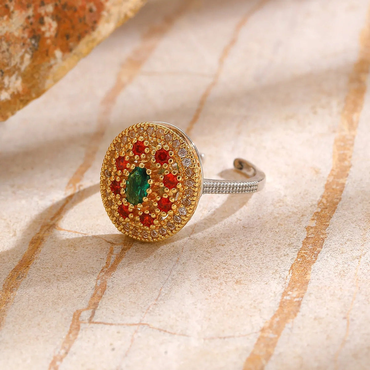 Anillo de Declaración para Mujeres con Centro Ovalado y Piedras Multicolores