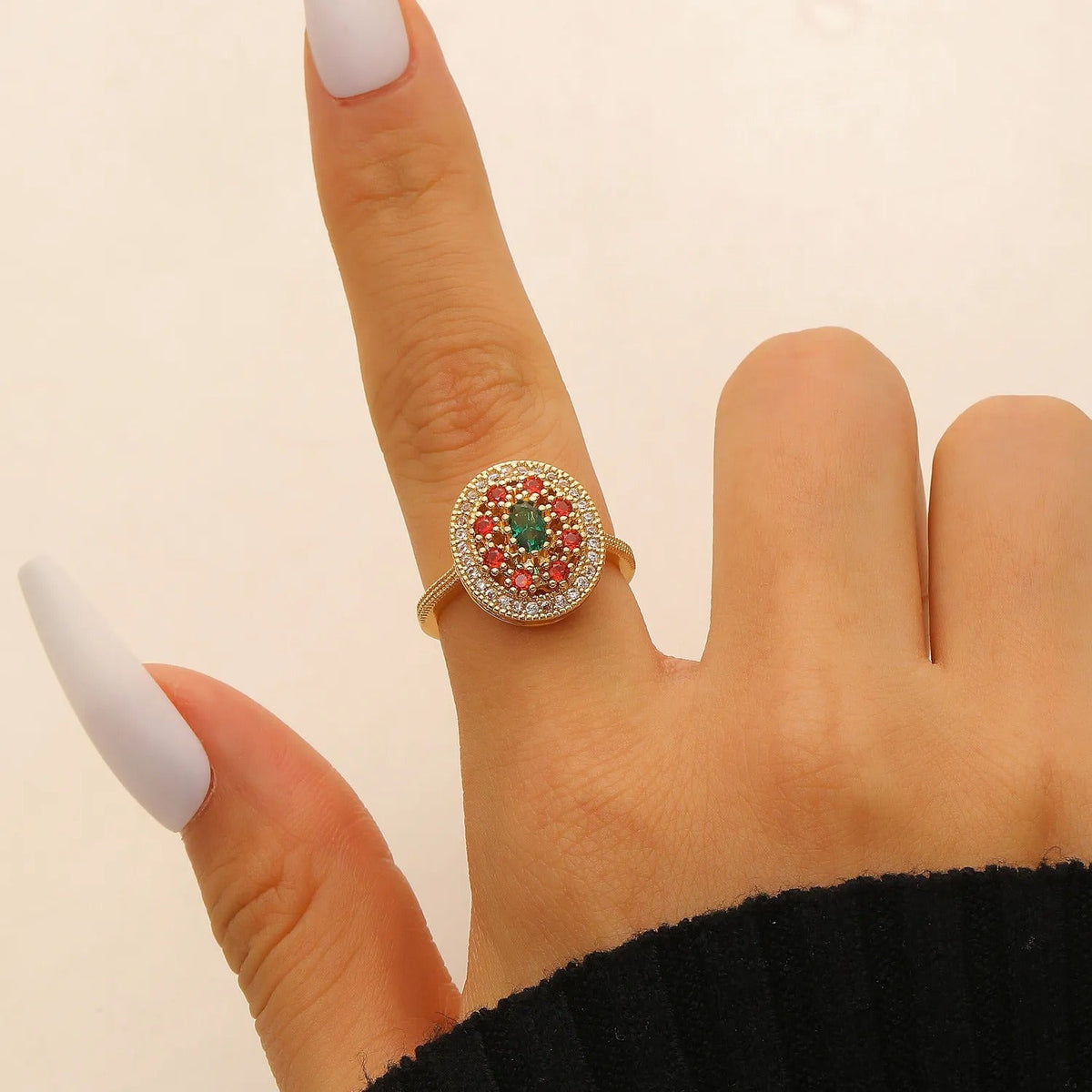 Anillo de Declaración para Mujeres con Centro Ovalado y Piedras Multicolores