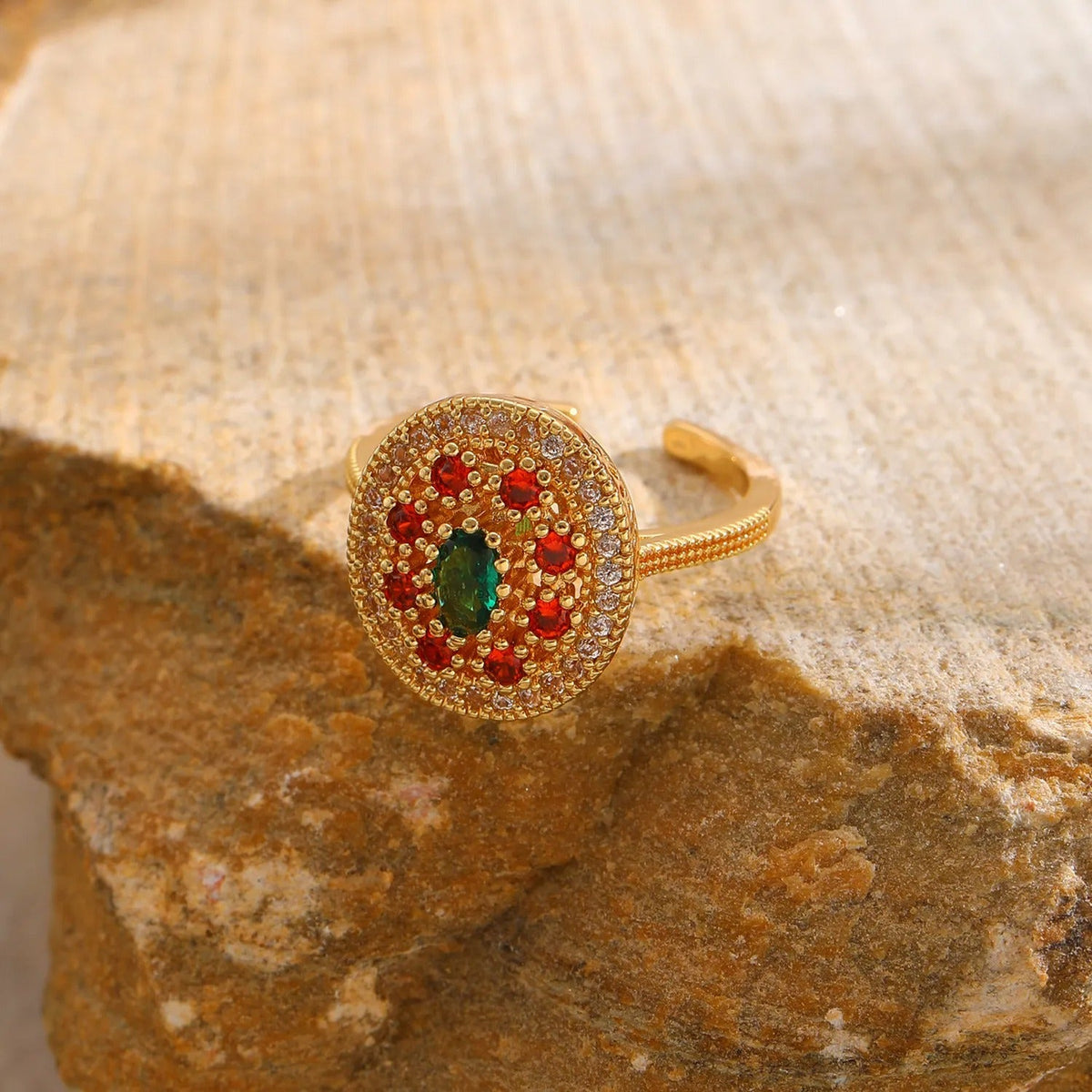 Anillo de Declaración para Mujeres con Centro Ovalado y Piedras Multicolores
