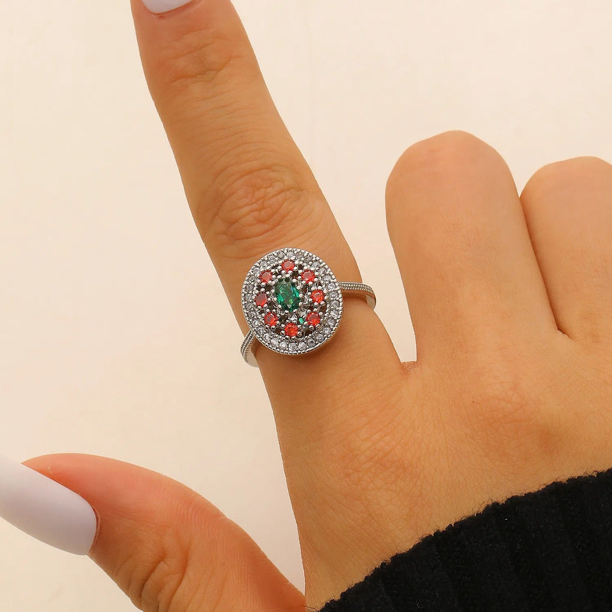 Anillo de Declaración para Mujeres con Centro Ovalado y Piedras Multicolores