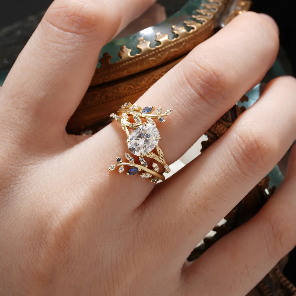 Anillo de Declaración para Mujeres con Piedra Central Redonda y Motivos Florales