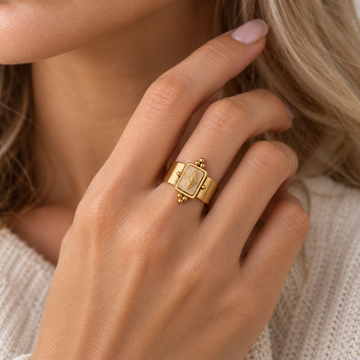 Anillo de declaración ajustable para mujeres con ancho de banda y piedra central irregular