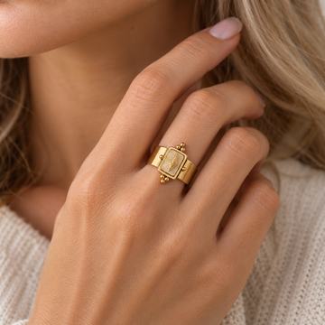 Anillo de declaración ajustable para mujeres con ancho de banda y piedra central irregular