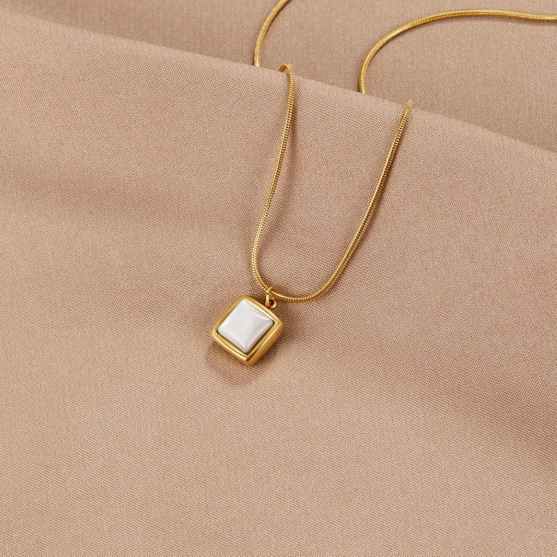 Riva - Collar con colgante de piedra lunar