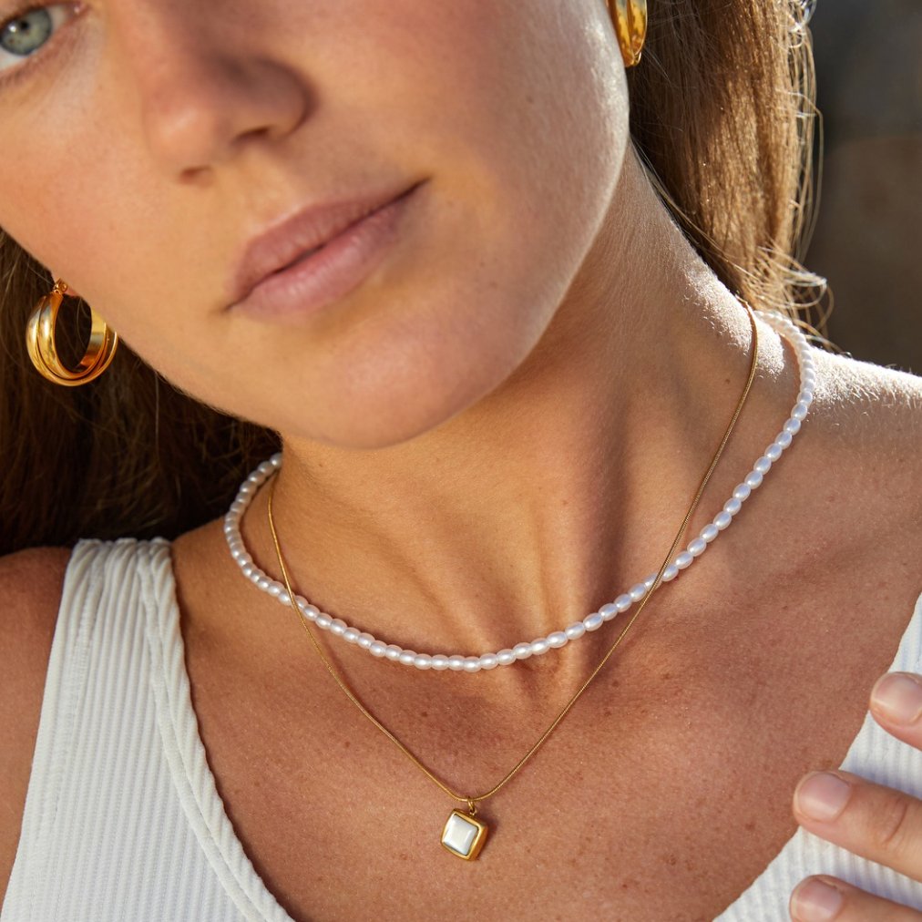 Riva - Collar con colgante de piedra lunar