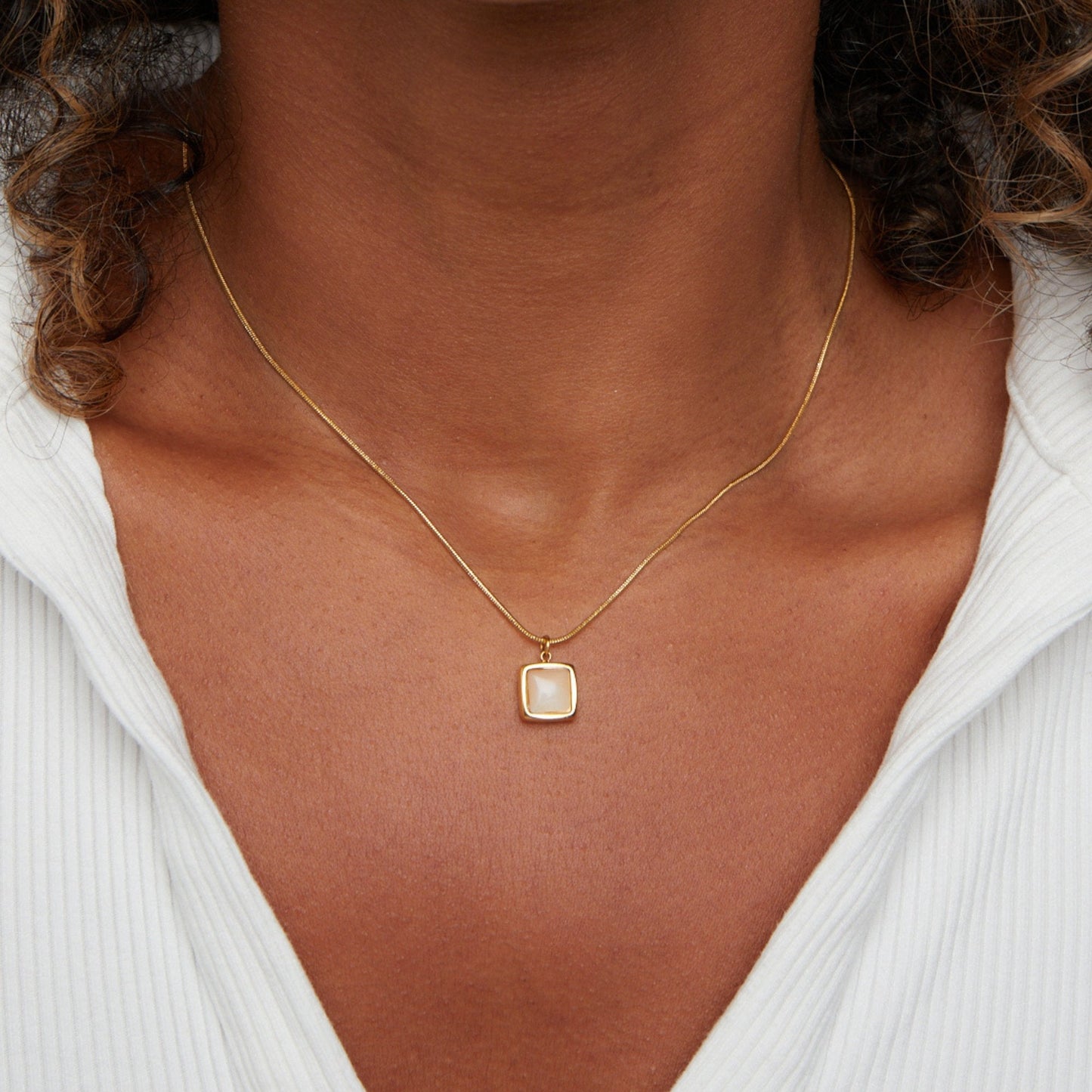 Riva - Collar con colgante de piedra lunar