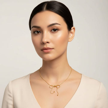 Collar de Dama con Diseño Filigrano y Detalle Simbólico