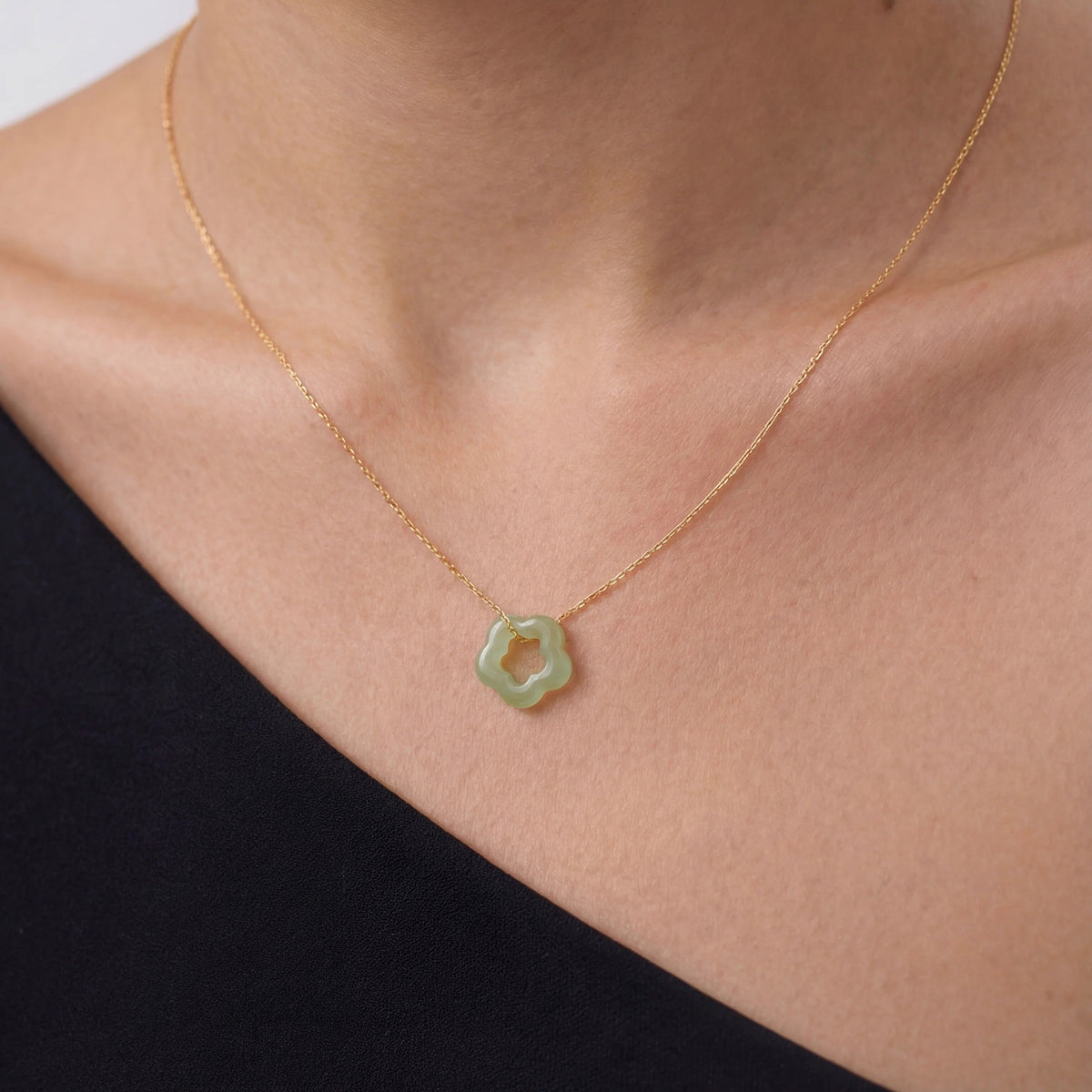 Collar de dama con colgante floral