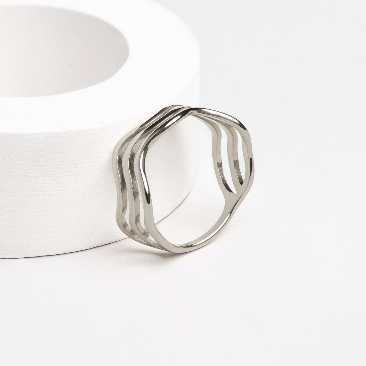 Anillo de Dama con Diseño de Olas Triples y Estructura de Líneas Abiertas