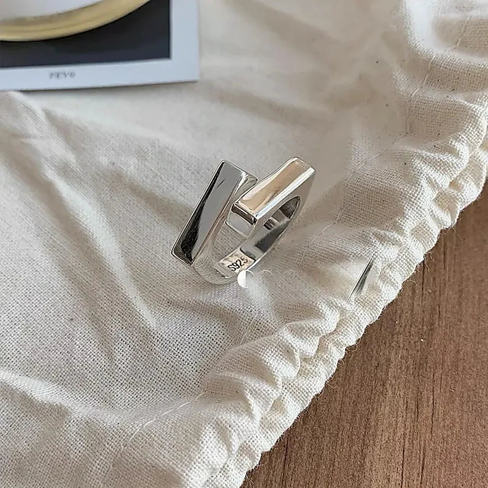Anillo Geométrico para Dama con diseño de banda superpuesta y forma ajustable