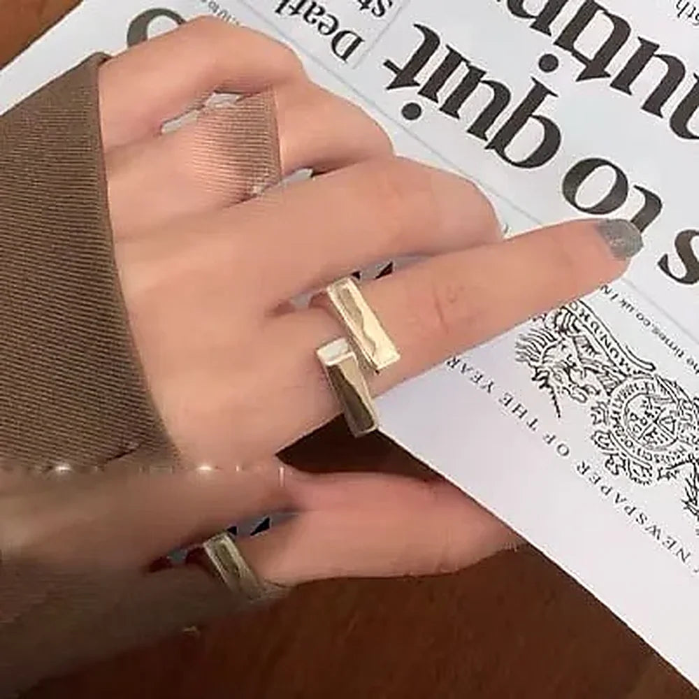 Anillo Geométrico para Dama con diseño de banda superpuesta y forma ajustable