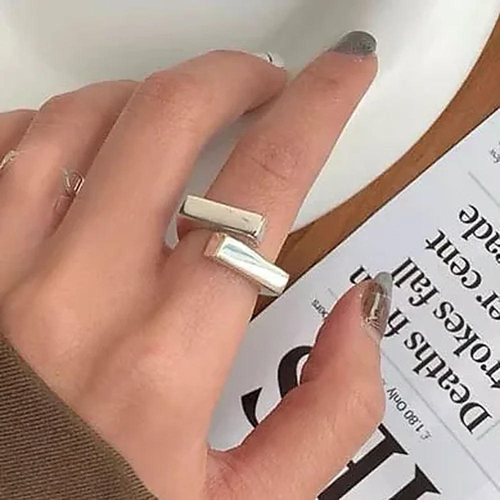 Anillo Geométrico para Dama con diseño de banda superpuesta y forma ajustable