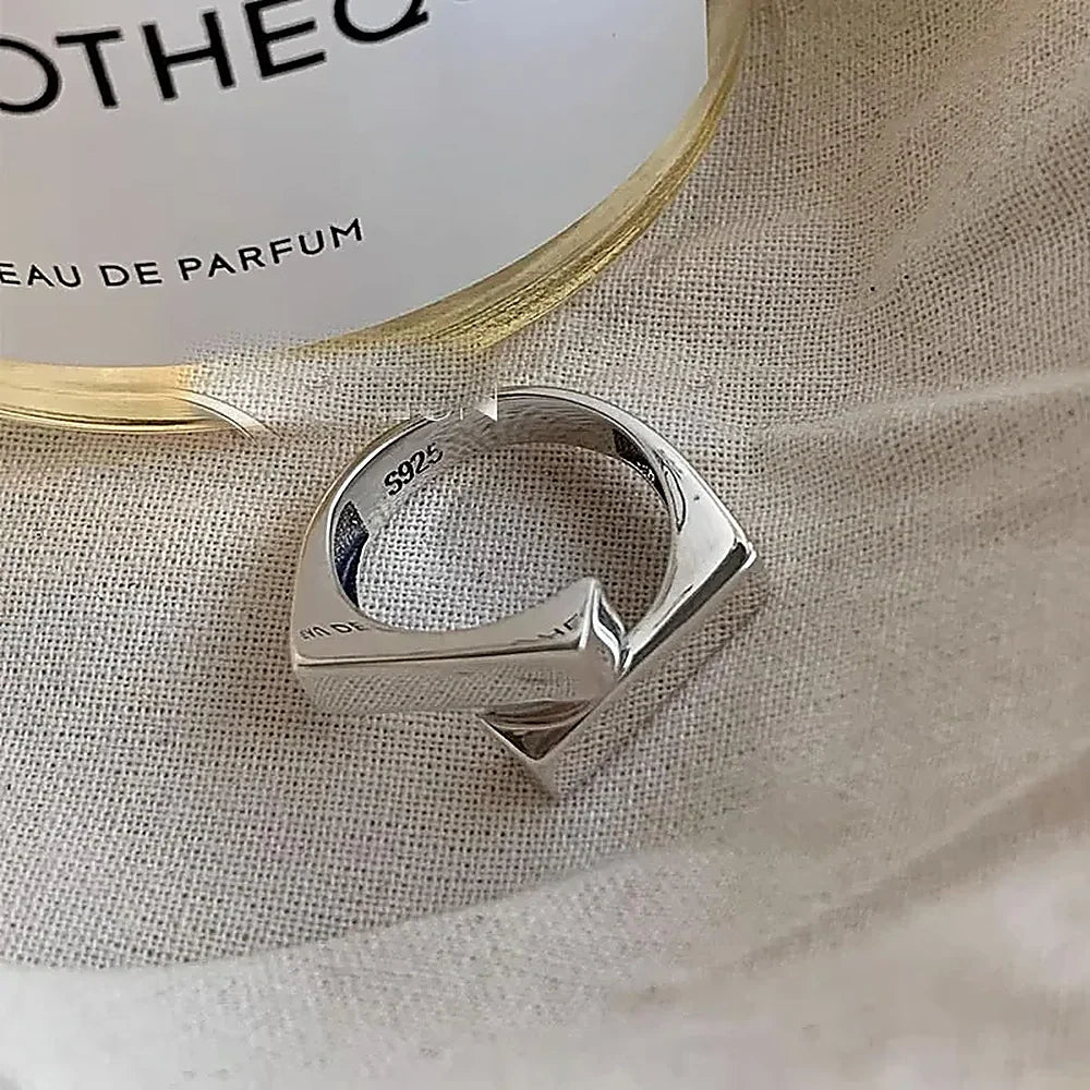 Anillo Geométrico para Dama con diseño de banda superpuesta y forma ajustable