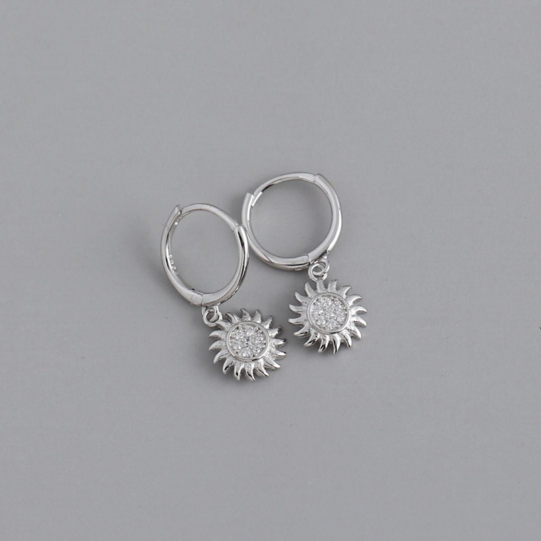 Pendientes Huggie de Mujer con Colgante de Sol y Engaste Redondo