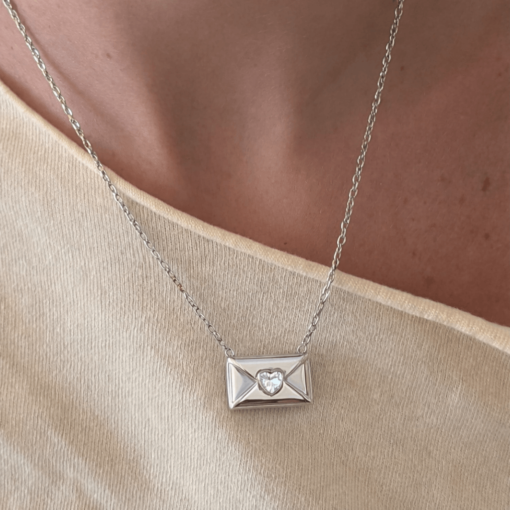 Collar colgante de damas con motivo de sobre y acento de piedra en forma de corazón