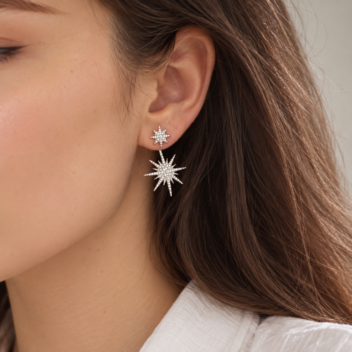 Pendientes de oreja de mujer en estilo statement con diseño de doble estrella y adornos de piedra